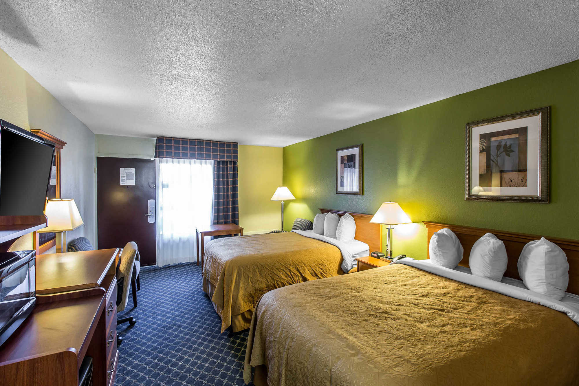 Quality Inn Midtown Savannah Room photo